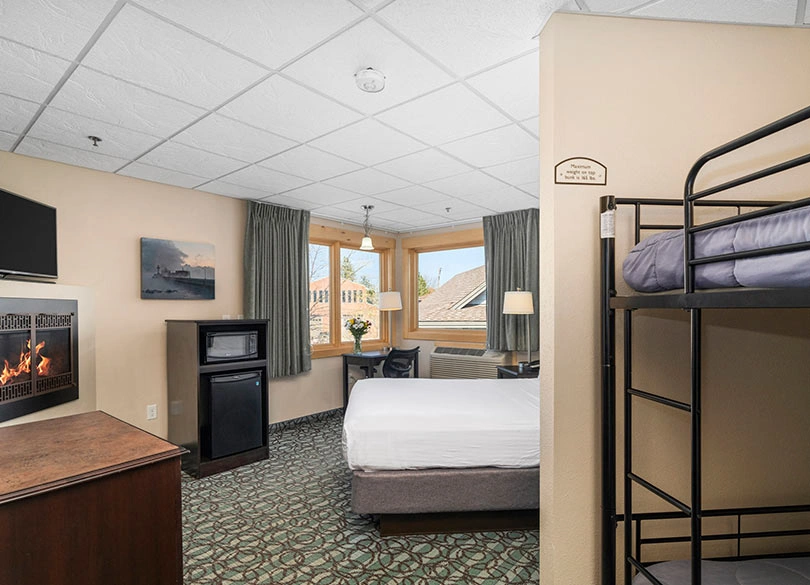 Single Queen Family Suite
