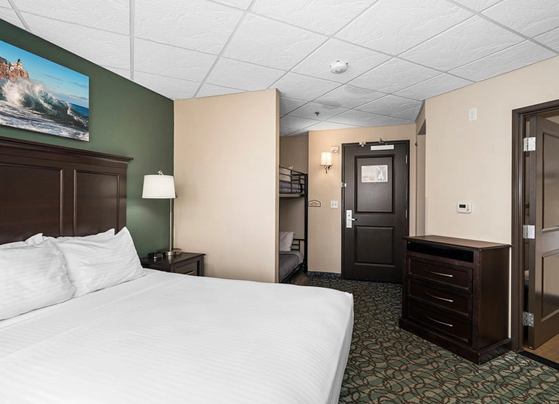 Single Queen Family Suite