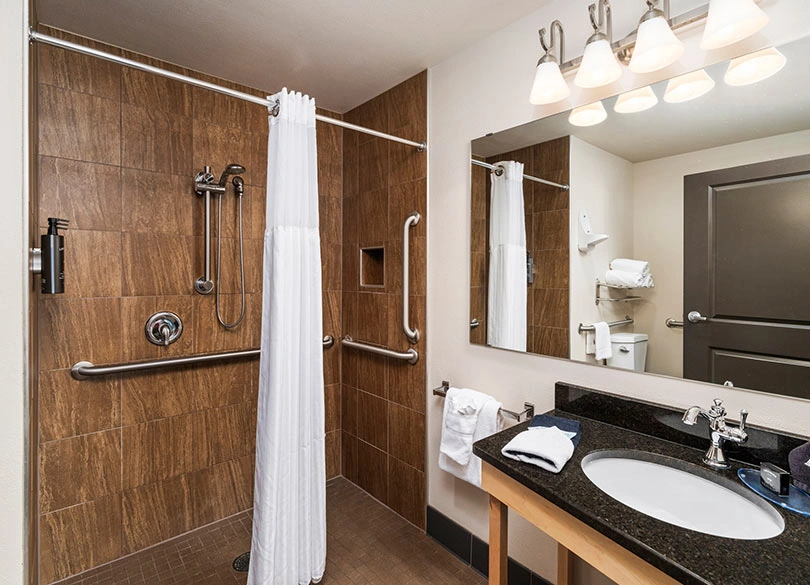 Single Queen Family Suite
